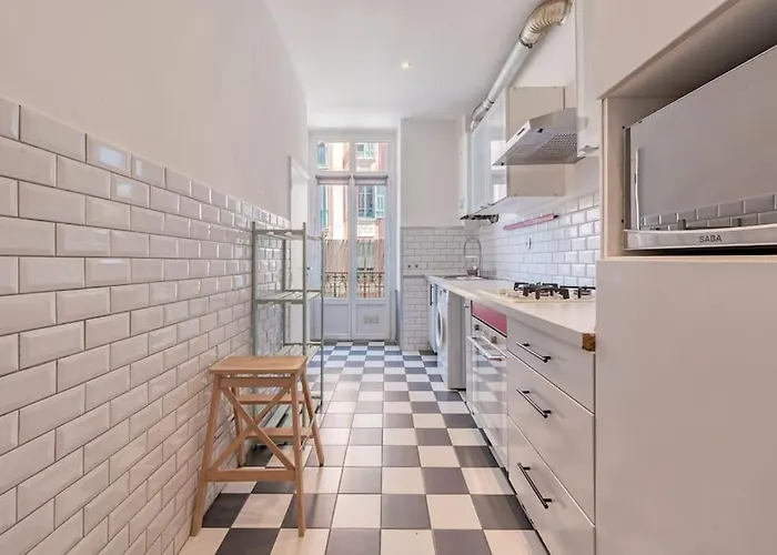 Apartment Lovely 2 Bedroom In With Balcony *