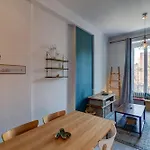 アパート Lovely 2 Bedroom In With Balcony