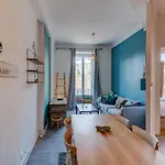 Lovely 2 Bedroom In With Balcony アパート