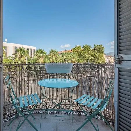 Lovely 2 Bedroom In With Balcony アパート *