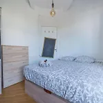 Apartamento Lovely 2 Bedroom In With Balcony