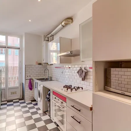 Lovely 2 Bedroom In With Balcony Апартаменты *