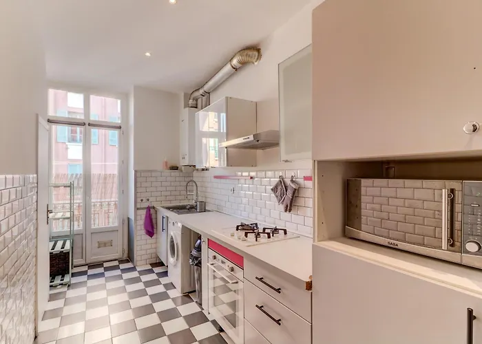Lovely 2 Bedroom In With Balcony Appartement *