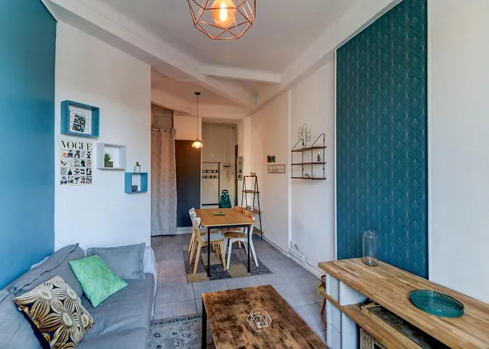Lovely 2 Bedroom In With Balcony *