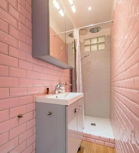 Lovely 2 Bedroom In With Balcony * Nice