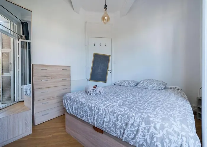 Appartement Lovely 2 Bedroom In With Balcony