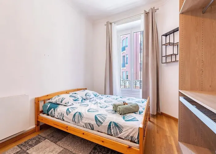 Appartement Lovely 2 Bedroom In With Balcony