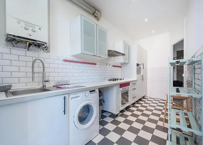 Appartement Lovely 2 Bedroom In With Balcony *
