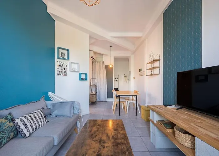 Appartement Lovely 2 Bedroom In With Balcony Nice
